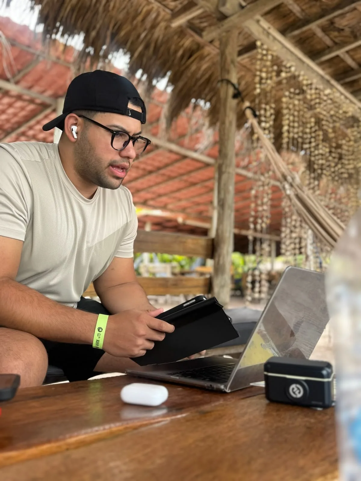 Pablo trabalhando no escritório